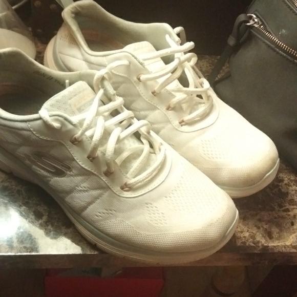 Women's size 9.5 Sketchers Flex light exterior and memory foam sole. - Picture 1 of 4